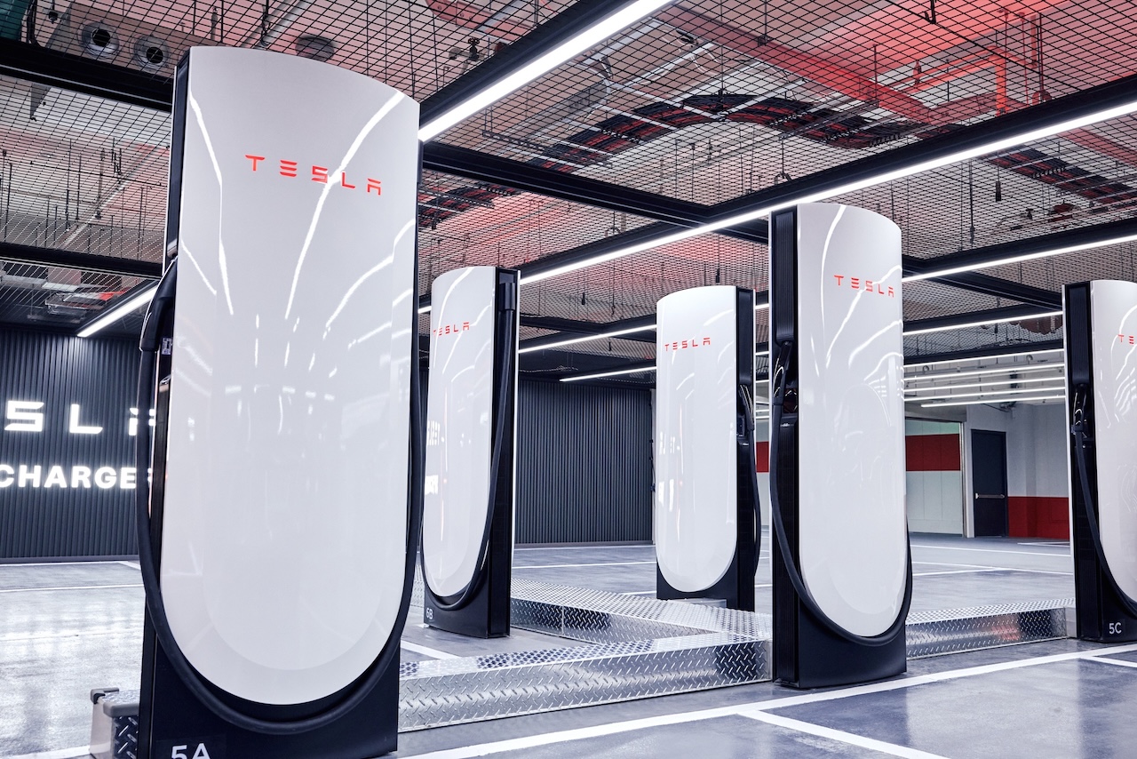 圖說：Tesla 超級充電站充電 5 分鐘即可補充最高 120 公里續航里程，V4 第四代超級充電座採更簡潔、未來感的設計，搭配全新升級、長度增加的充電槍線，進一步提升車主使用便利性